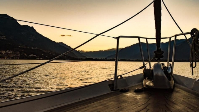  en barco al atardecer 
