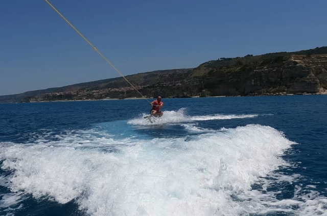  divirtiendose en el esqui acuatico 