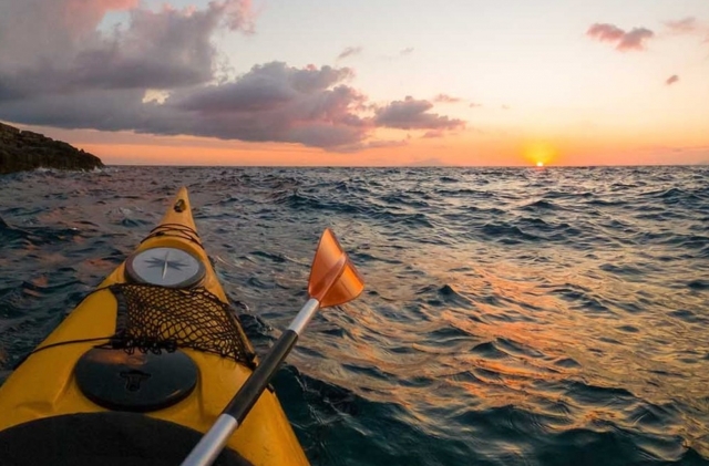  en kayak al atardecer 