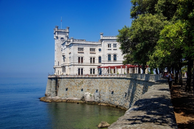 castillo de miramare de día 