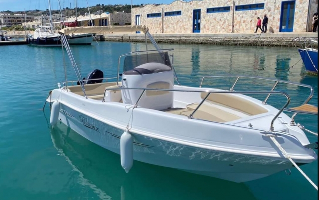  barcos en el puerto 