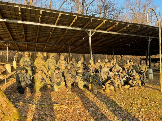 dos equipos listos para un nuevo partido de airsoft 
