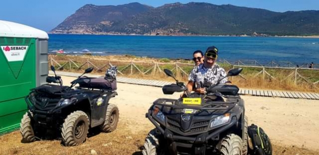  Breve parada en una de las hermosas costas a lo largo de la costa de Oristano