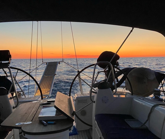  paseo en barco con vista al atardecer