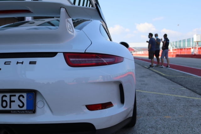 maneja un Porsche 992 