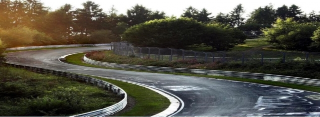  recorre las curva del circuito de Mugello 
