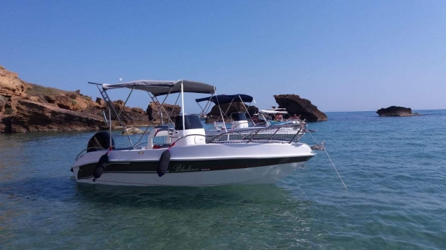  Barco dentro de la cala 