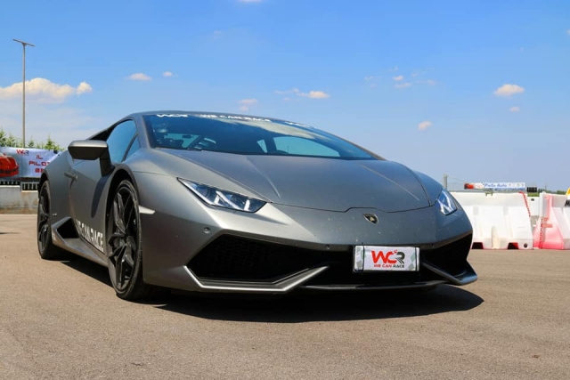  Súbele a un carro de carreras