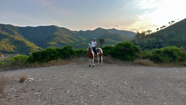  Cabalgando al atardecer 