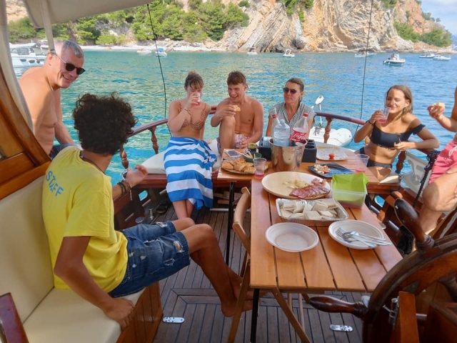  Almuerzo en las aguas de Liguria 