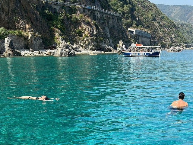  Aguas cristalinas en Scilla 