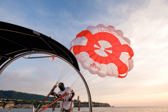  Parasiling al atardecer 