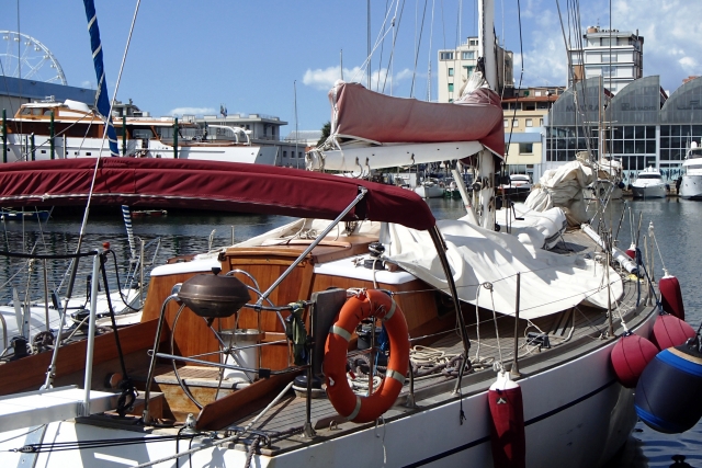  Barco en el muelle 