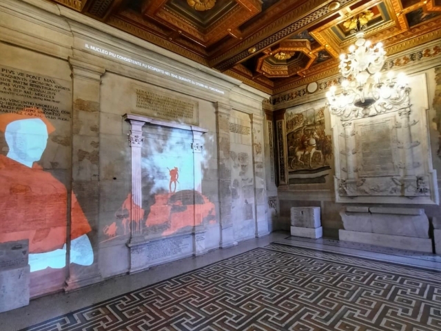  Salas del museo con proyecciones virtuales 