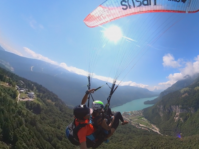  Fly en la paragliding en el Paganella Plateau 