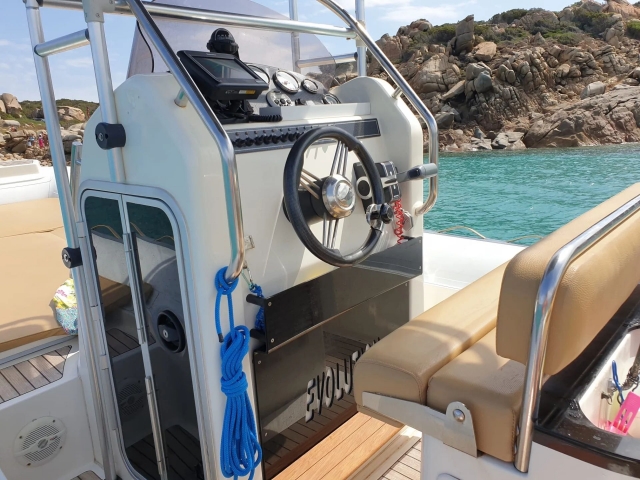 disfruta de un tour en barco por cargliari