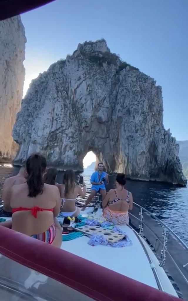  admirando la belleza de la costa 