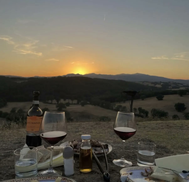  Dos copas al atardecer en Maremma 