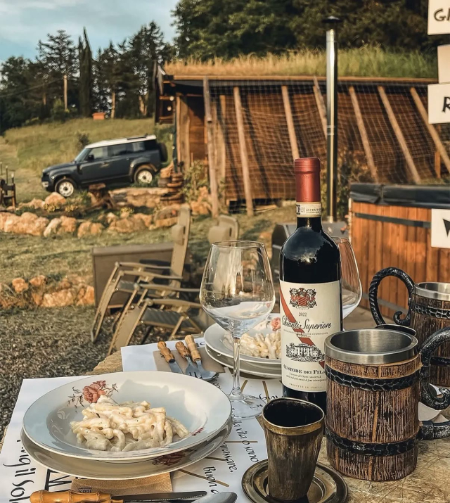  Cena en un vivac frente al alojamiento 