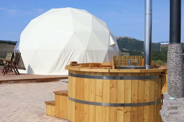  El jacuzzi de alerce junto a la cúpula 
