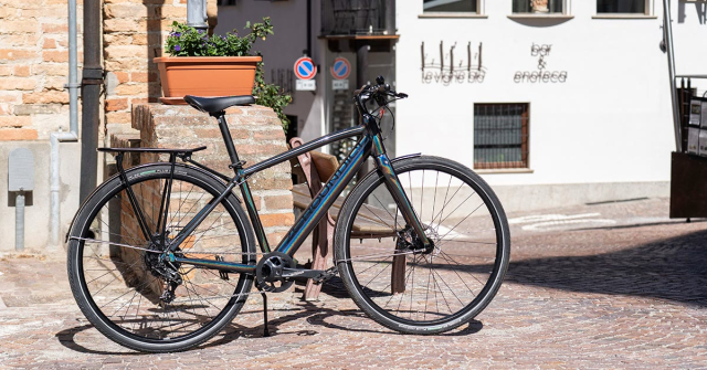  Una bicicleta eléctrica en una calle del pueblo 