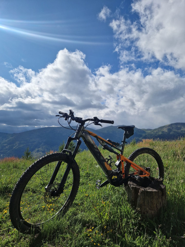  Una bicicleta eléctrica MTB en medio de la pradera 