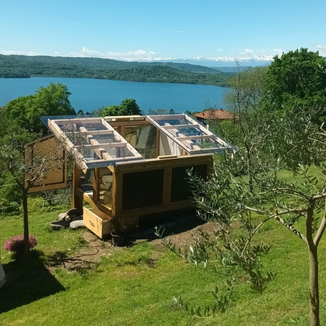  Un SkyRoom con el techo abierto, sobre el lago 