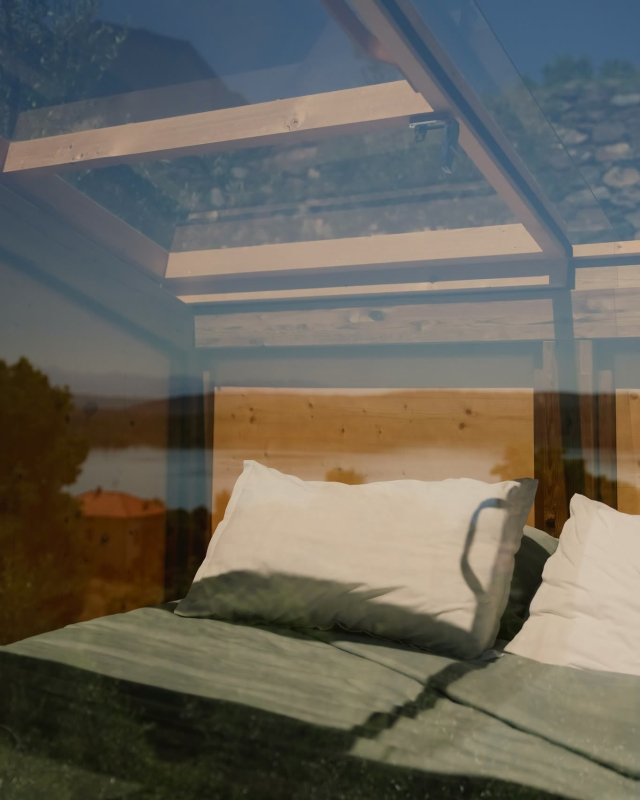  La cama bajo el techo transparente 
