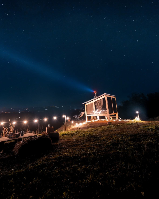  Las lucecitas en la colina, de noche 