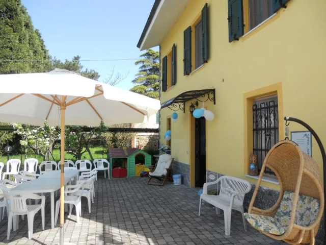  El patio con la sombrilla y la silla colgante 