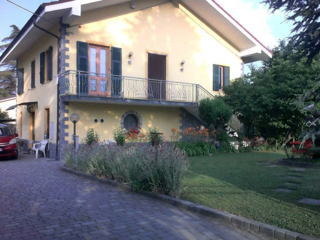  La fachada del B&B en Rocca Grimalda 