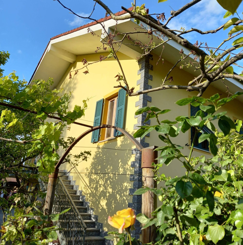 La casa amarilla del B&B Pervinca 