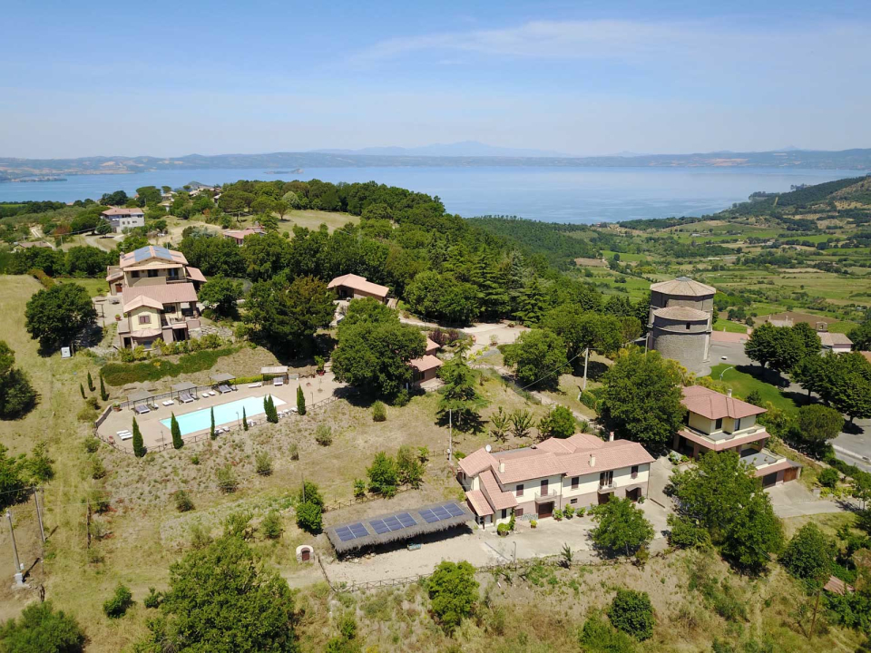 Poggio di MontedOro desde arriba, con el lago de Bolsena 