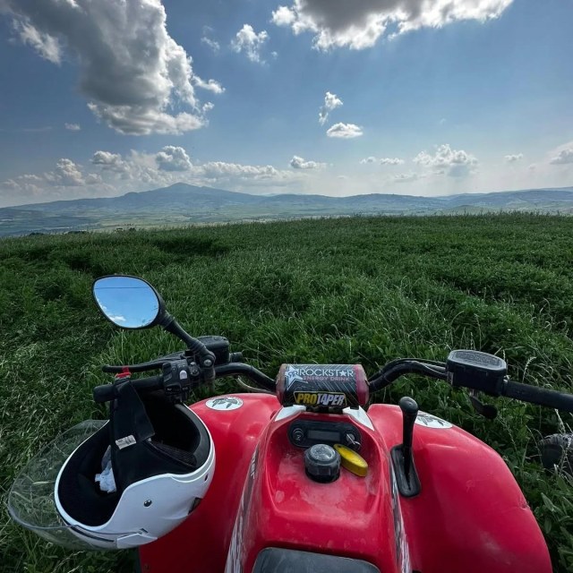  El manillar del cuatrimoto en las colinas 