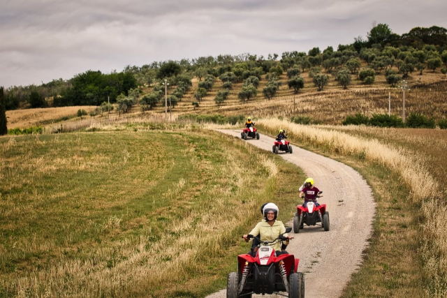  Cuatrimoto en el camino de tierra 