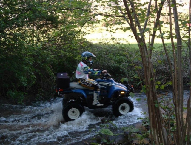  cuatrimotos en el río