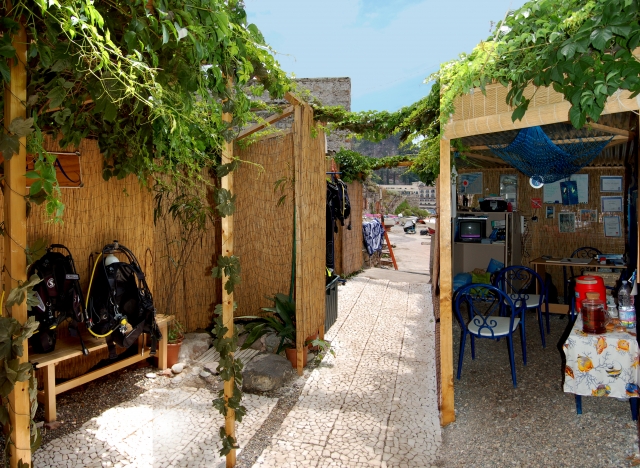 Dentro/ en el centro de buceo