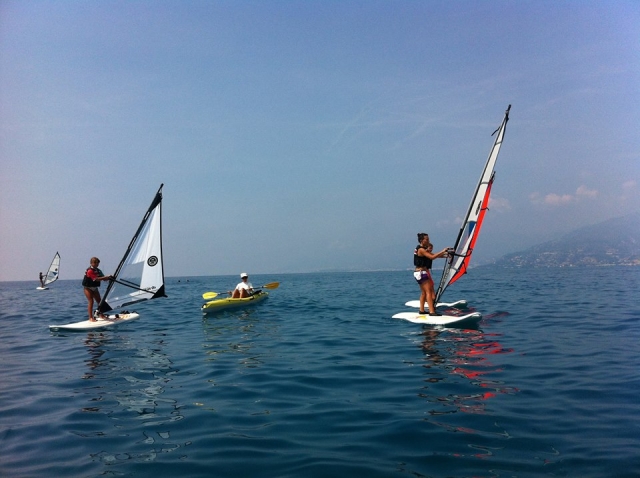 Listo para una aventura en el windsurf