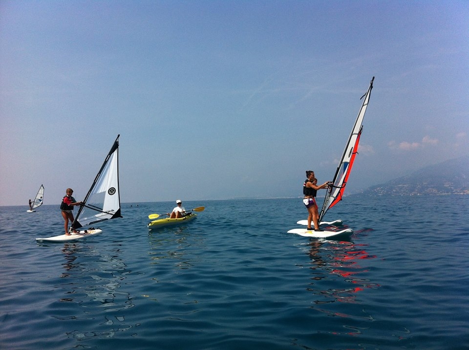 Listo para una aventura en el windsurf Listo para una aventura en el windsurf