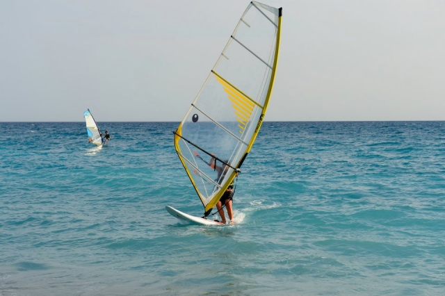 Conviértele en un windsurfista profesional