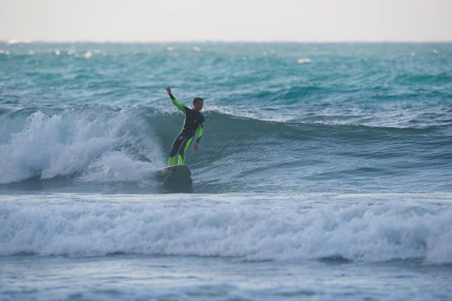  Surcando las olas sobre la tabla 