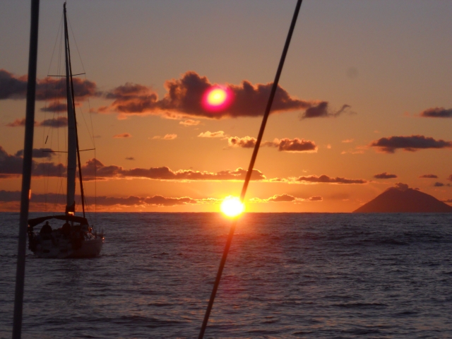  La puesta de sol sobre el mar 