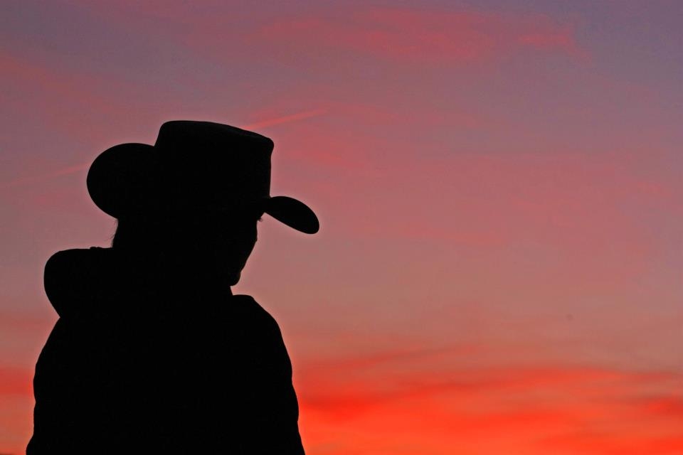 cabalgando al atardecer cabalgando al atardecer