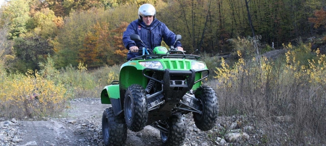  en un cuatrimoto en el bosque 
