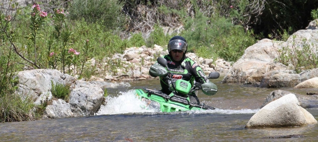  en un cuatrimoto en el río