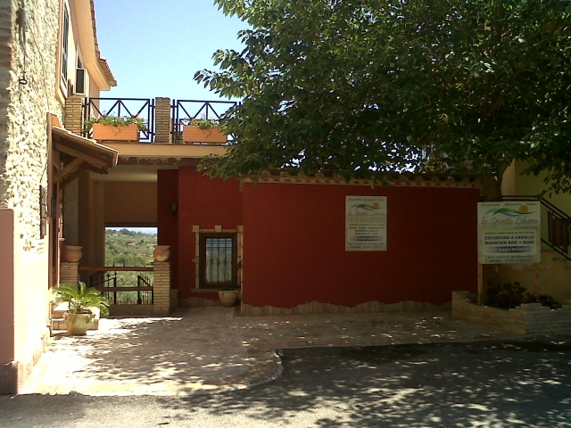 Entrada a las instalaciones