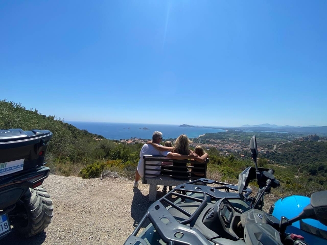 Ruta en cuatrimoto con vistas al mar en Cerdeña