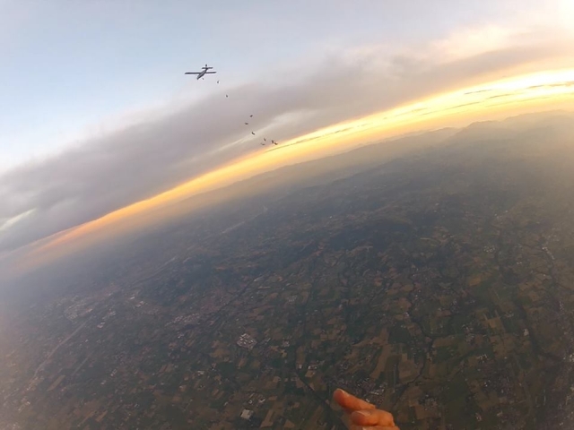  Paracaidistas al atardecer 