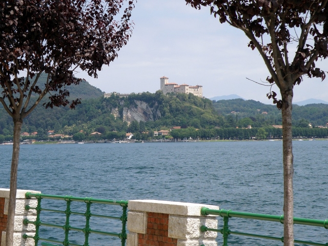  Lago y fortaleza de Angera 