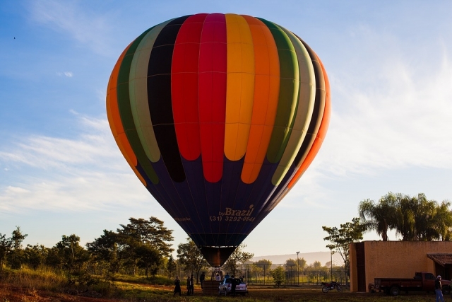 Un colorido globo aerostático 